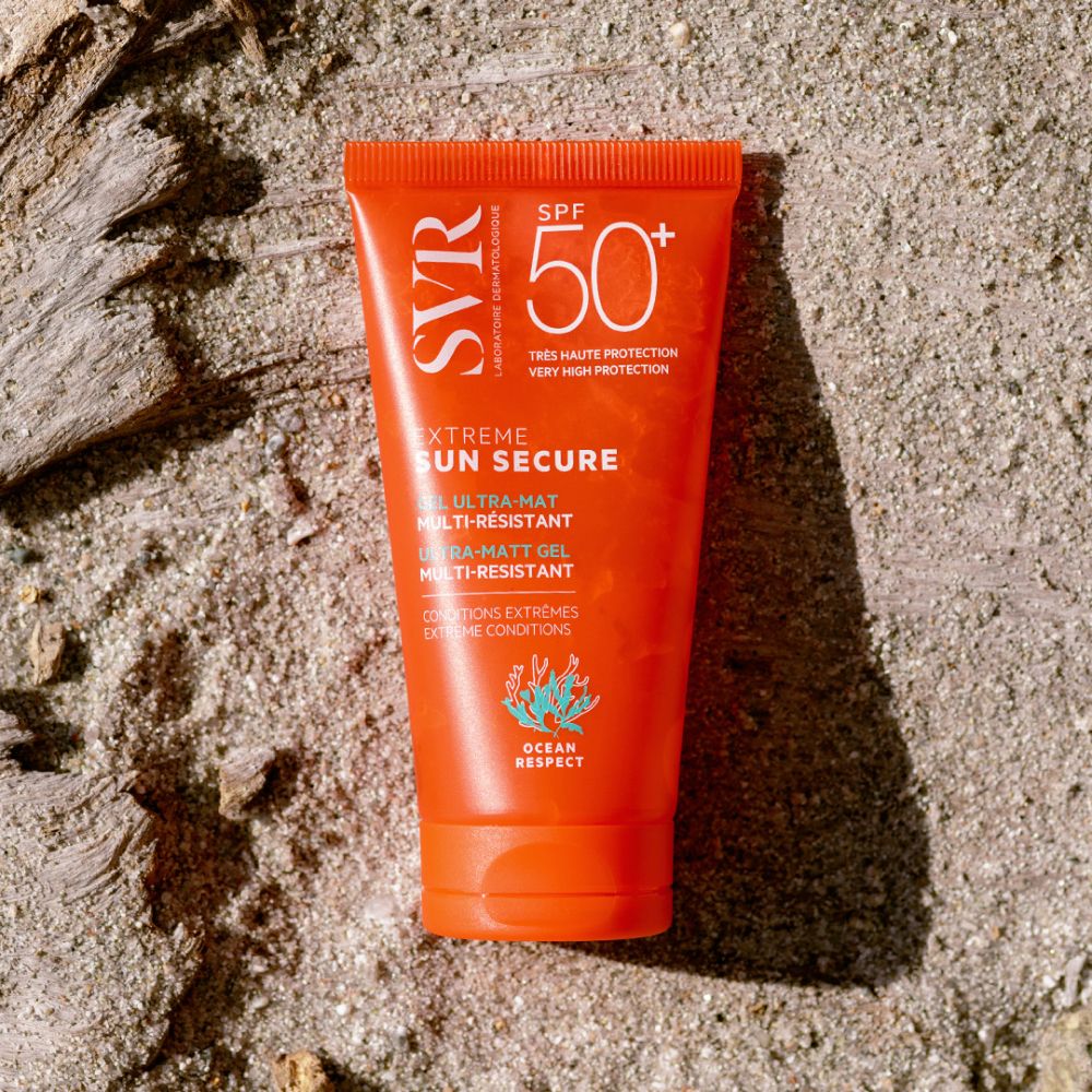 Tube orange sur fond sableux. Logo SVR, SPF 50+, Extreme Sun Secure, Gel Ultra-Mat.