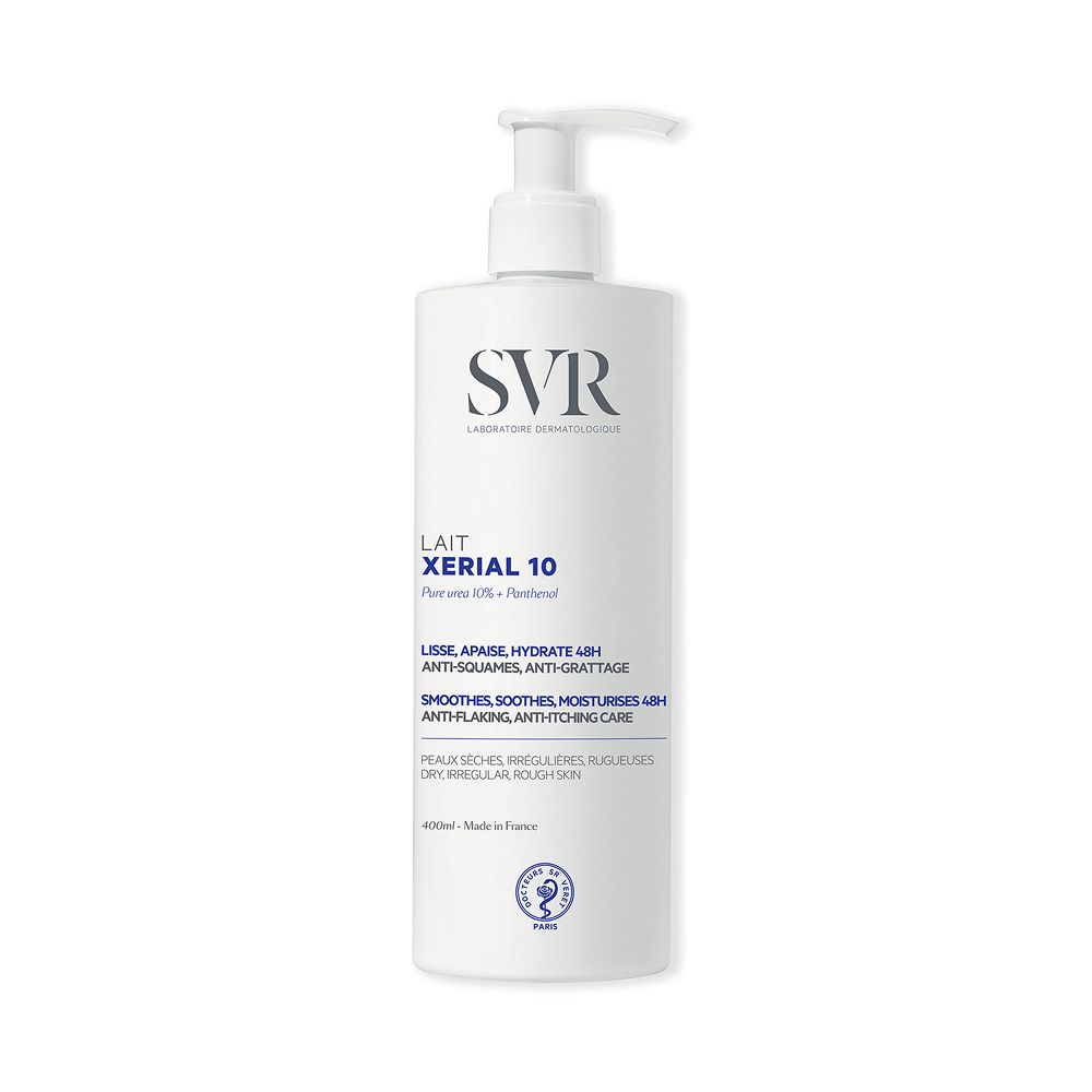 Witte fles met pomp. Opschrift: SVR, XERIAL 10. Tekst: Verzacht, hydrateert, anti-schilfers, anti-jeuk.