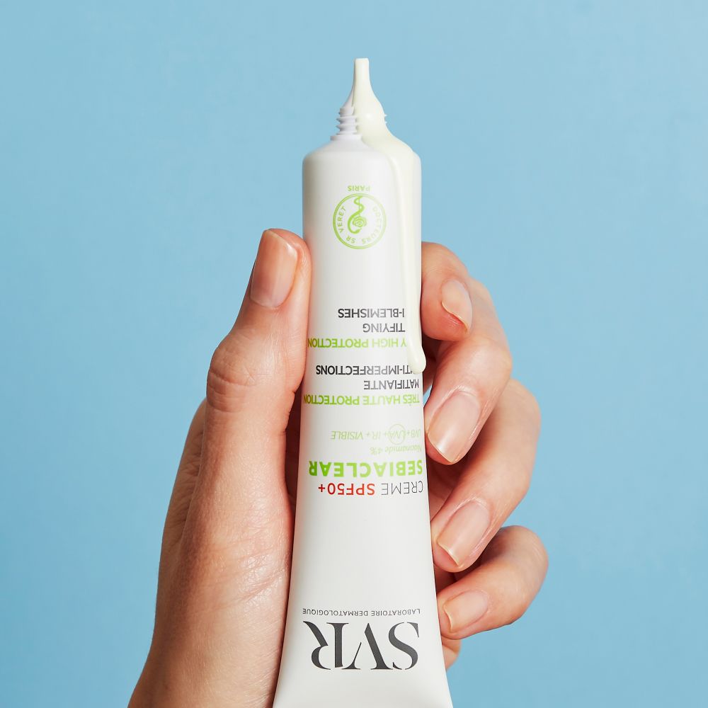 Tube avec crème. Logo SVR. Crème SPF50+ SEBIACLEAR. Accents verts. Crème sortant.