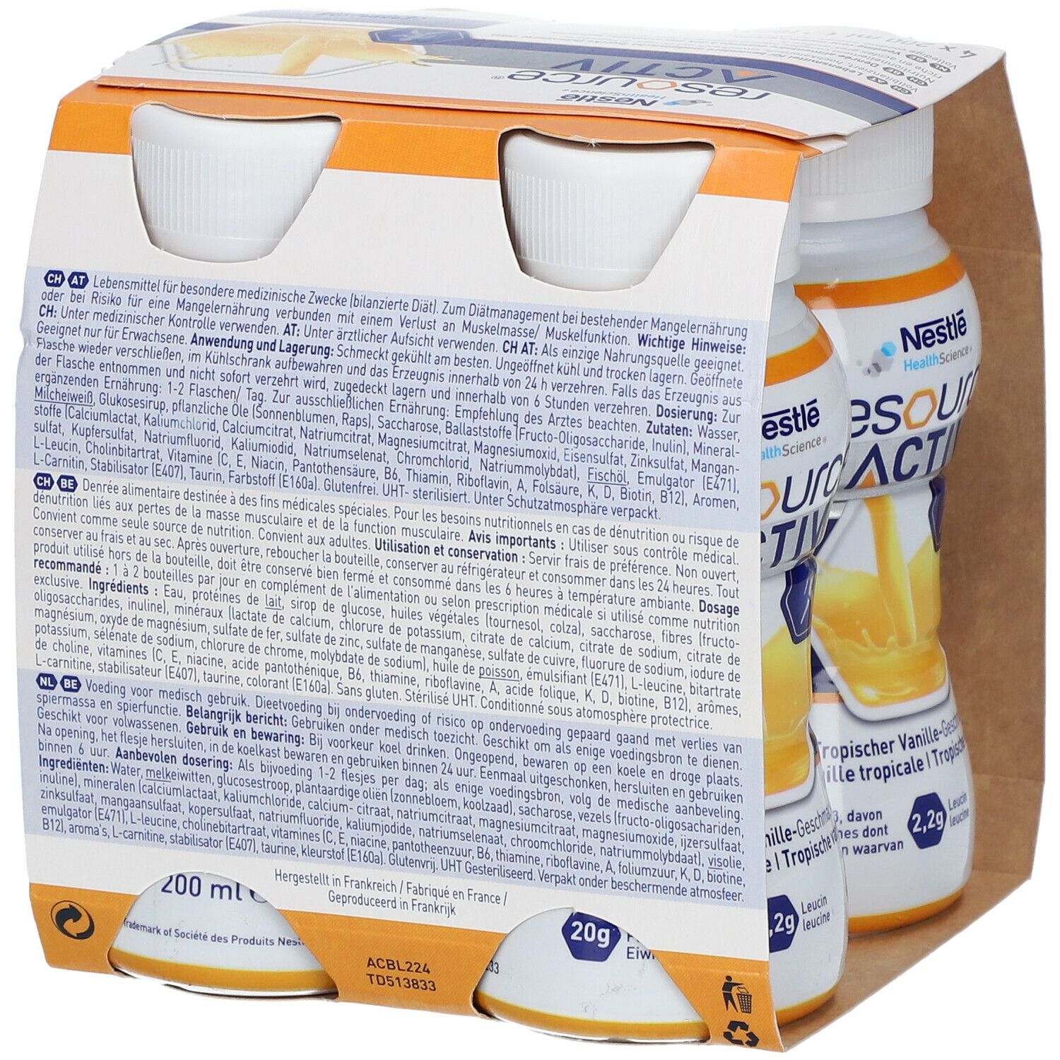 Verpakking met vier flessen. Achterkant met tekst. Opschrift: Resource Activ, tropische vanillesmaak. Bevat 20g eiwit, 2,2g leucine, 13,6 µg vitamine D.