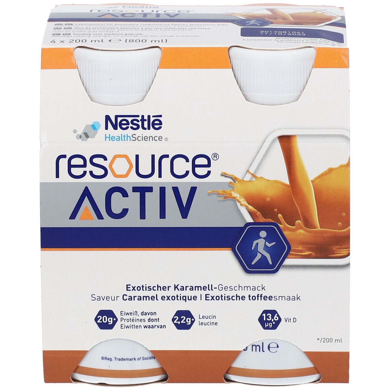 Verpakking met vier flessen. Opschrift: Resource Activ, exotische karamelsmaak. Bevat eiwitten, leucine en vitamine D.