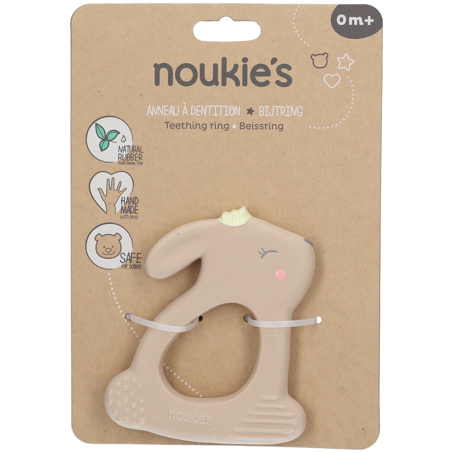 Beige konijn bijtring van noukie's op karton. Gemaakt van natuurlijk rubber, handgemaakt, veilig. Voor baby's vanaf 0 maanden.