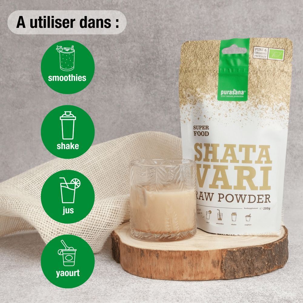 Sachet de poudre de Shatavari à côté d'un verre avec boisson. Inscription: Shatavari Raw Powder. Conseils d'utilisation.