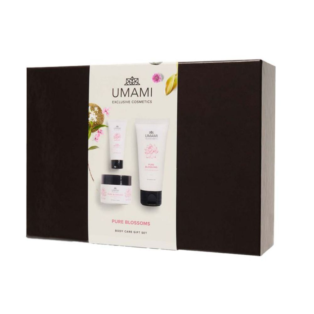 Coffret cadeau de soins corporels. Boîte marron avec impression blanche. Contient trois produits. Inscription : UMAMI, Pure Blossoms, Body Care Gift Set.