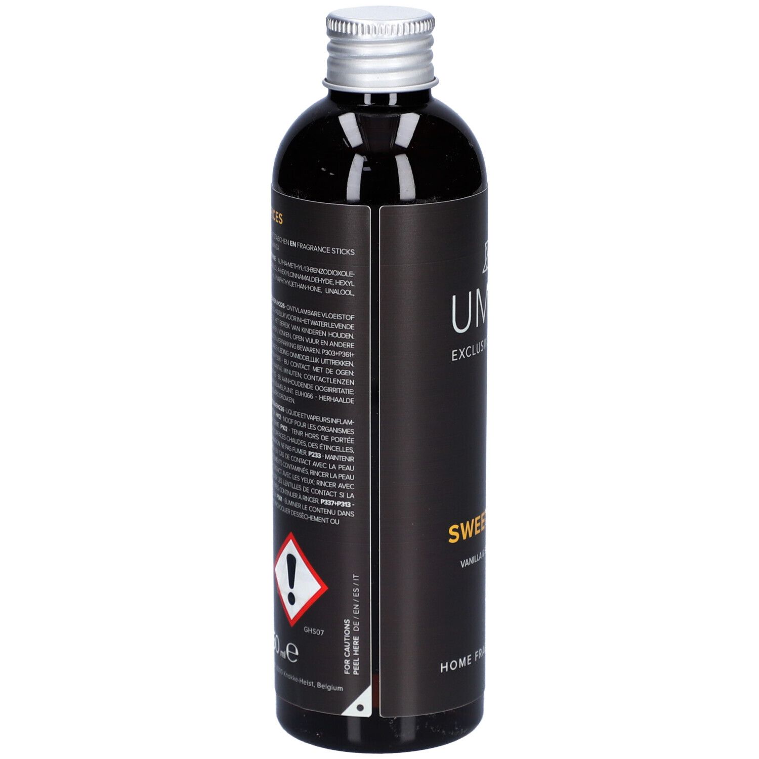 Dunkle Flasche mit silbernem Deckel. Aufschrift: UMAMI, Sweet Spices. Warnhinweise und Text in mehreren Sprachen.