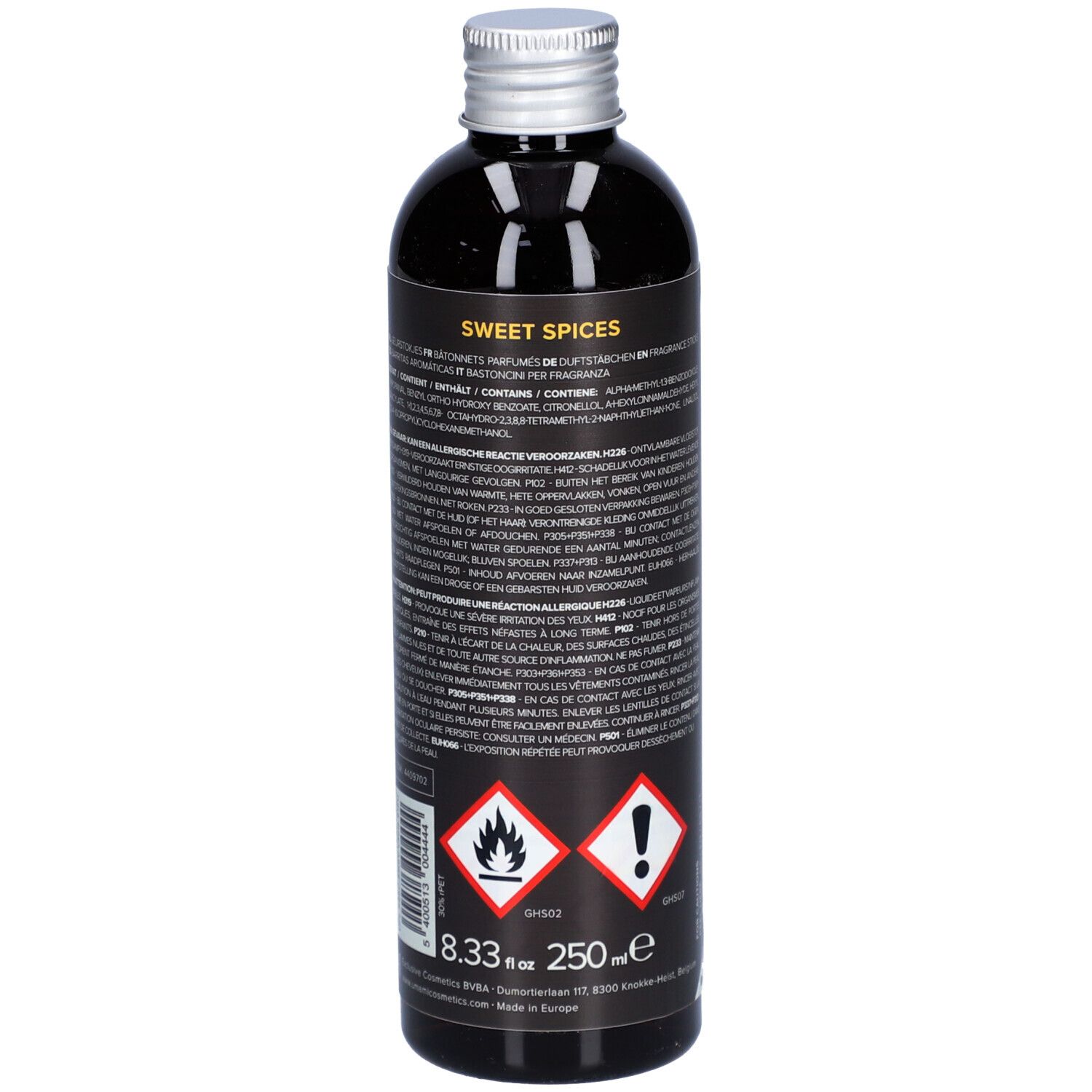 Dunkle Flasche mit silbernem Deckel. Aufschrift: Sweet Spices. Warnhinweise, Inhaltsstoffe und Text in mehreren Sprachen.