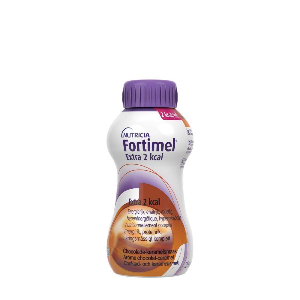 Une bouteille Fortimel Extra 2 kcal. Goût chocolat-caramel. 2 kcal/ml. Contient 400 kcal et 20,2 g de protéines.