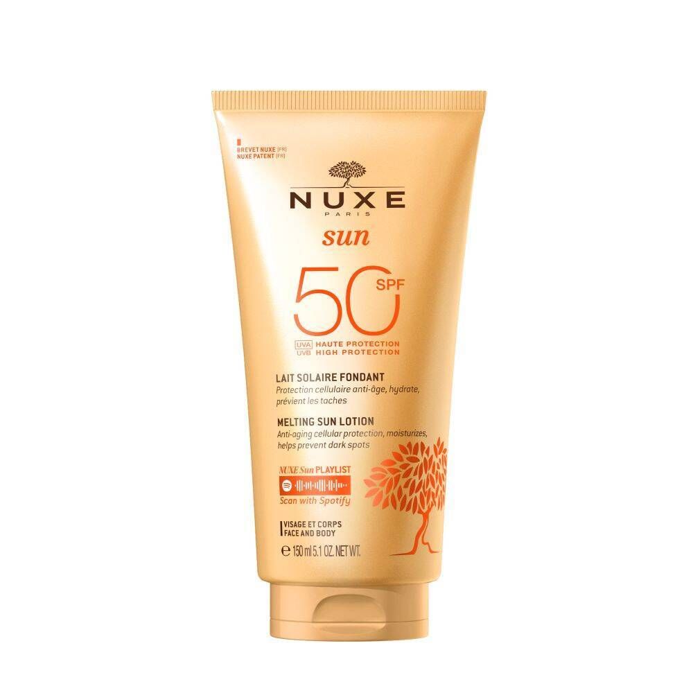Tube de lotion solaire SPF 50. Logo Nuxe Sun et texte. Écriture orange sur fond beige. Illustration d'arbre.