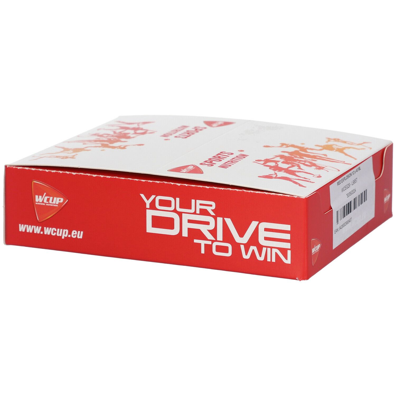 Rode WCUP-doos met opschrift YOUR DRIVE TO WIN en logo. Bovenop: SPORTS NUTRITION en afbeelding van atleten.