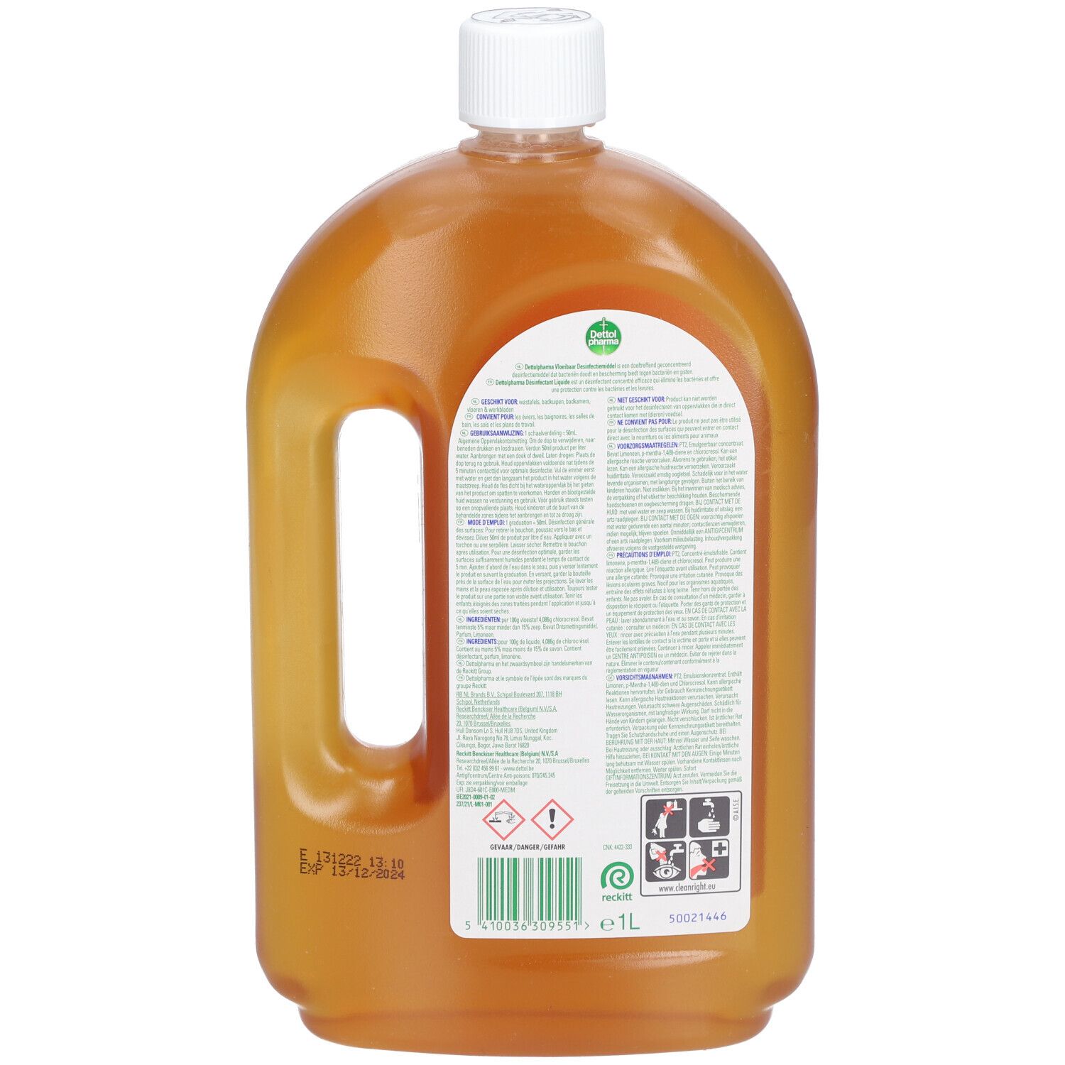 Achterkant van een fles met bruine vloeistof. Etiket met tekst, waarschuwingen en pictogrammen. 1L.
