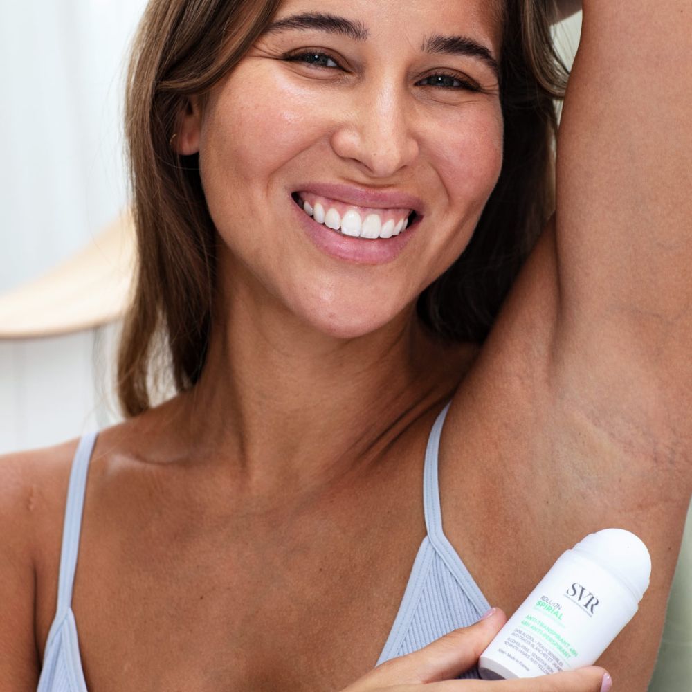 Vrouw heft arm op. Houdt witte roll-on vast. SVR-logo en SPIRIAL.