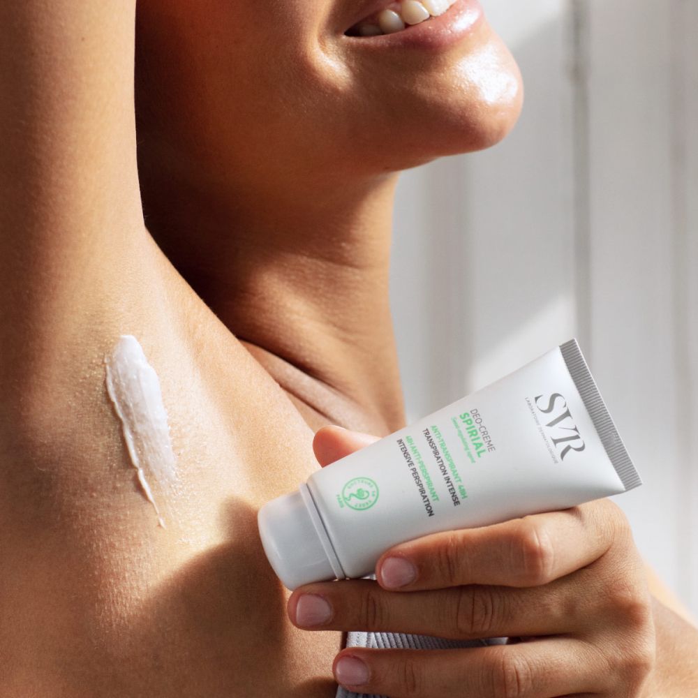 Personne appliquant la crème du tube SVR SPIRIAL Deo-Creme sur l'aisselle. Le tube est visible.