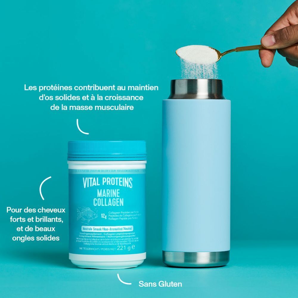 Personne verse poudre du pot Vital Proteins Marine Collagen dans gourde. Sans gluten.