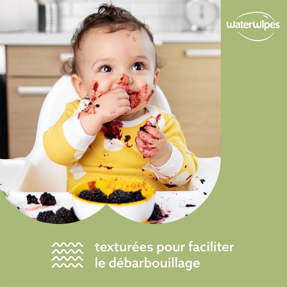 Bébé avec le visage barbouillé mange des baies. Logo WaterWipes. Lingettes texturées pour faciliter le nettoyage.