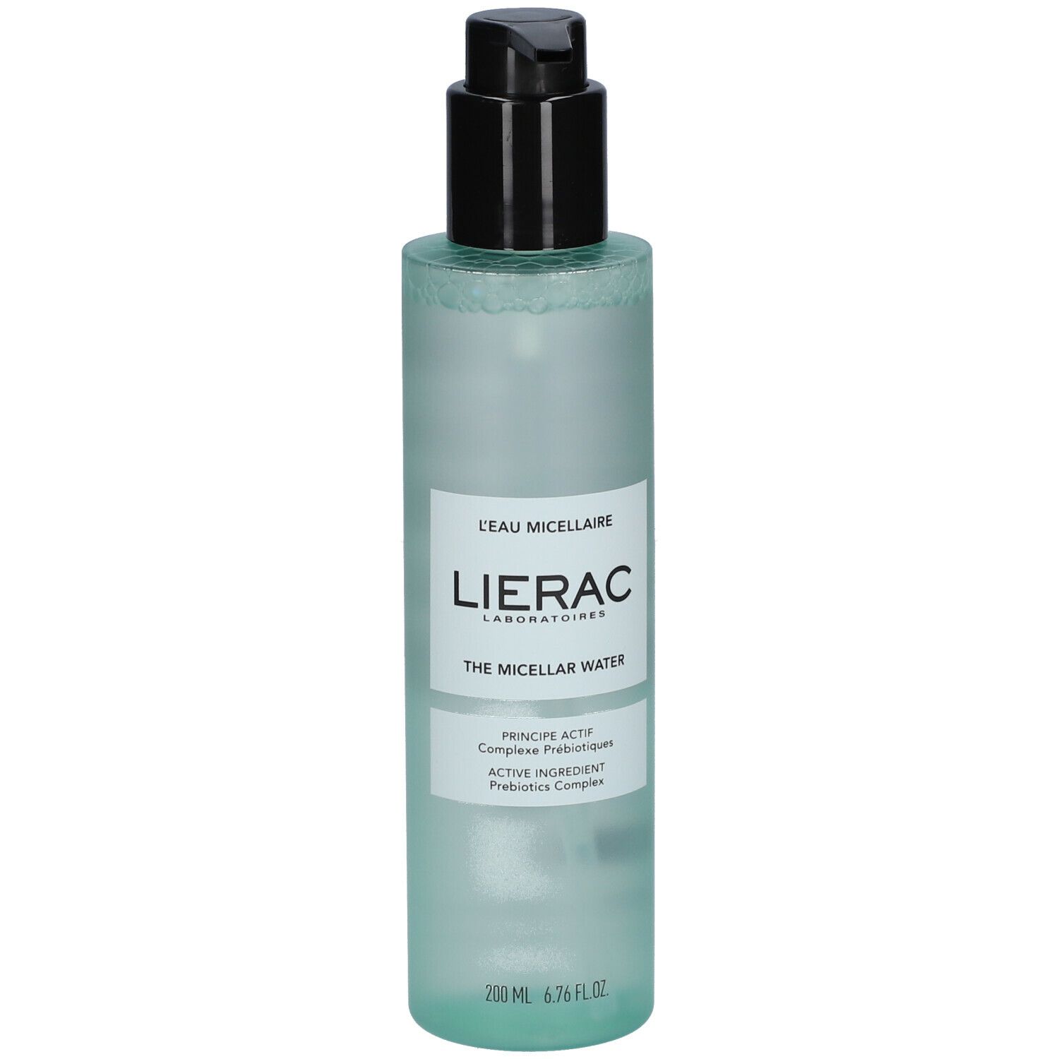 Hellgrüne Flasche mit schwarzem Pumpverschluss. Aufschrift: Lierac, L'eau micellaire, The Micellar Water. 200 ml.