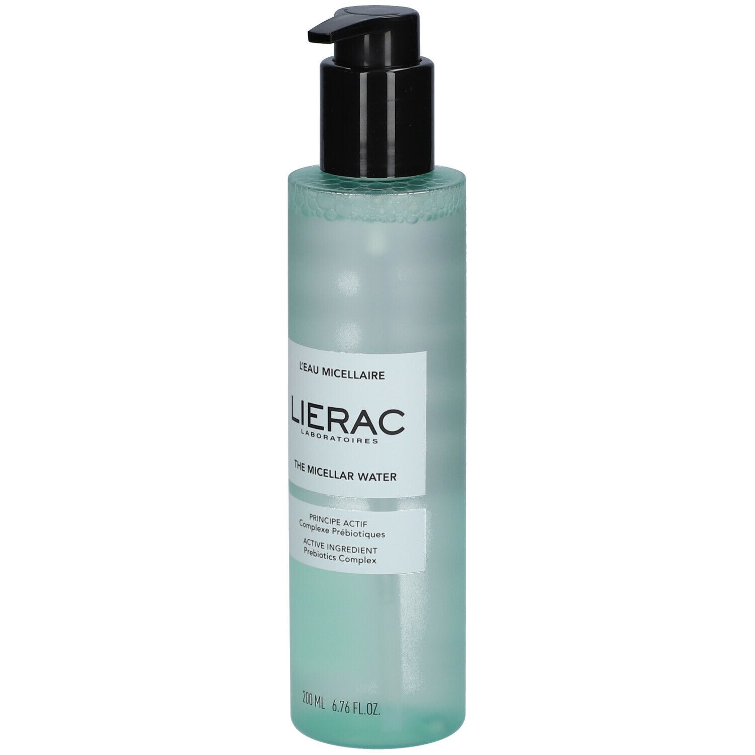 Hellgrüne Flasche mit schwarzem Pumpverschluss. Aufschrift: Lierac, L'eau micellaire, The Micellar Water. 200 ml.