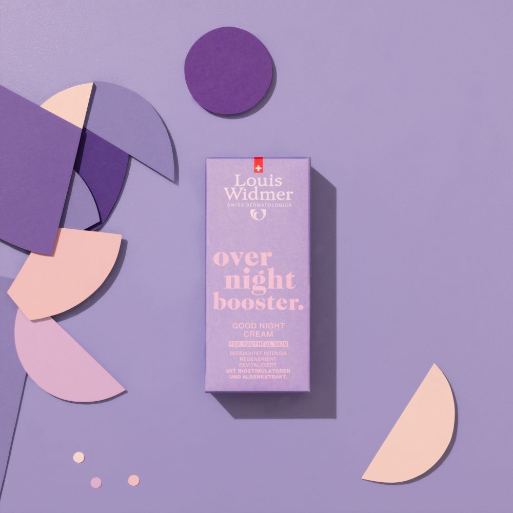 Productverpakking met 'over night booster.' en 'Good Night Cream'. Kleuren: paars, roze, wit. Geometrische vormen.