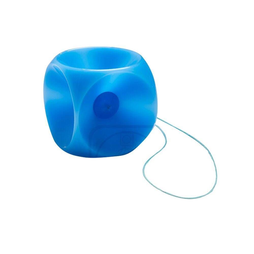 Pessaire bleu en forme de cube avec cordon. Un trou au centre. En silicone.