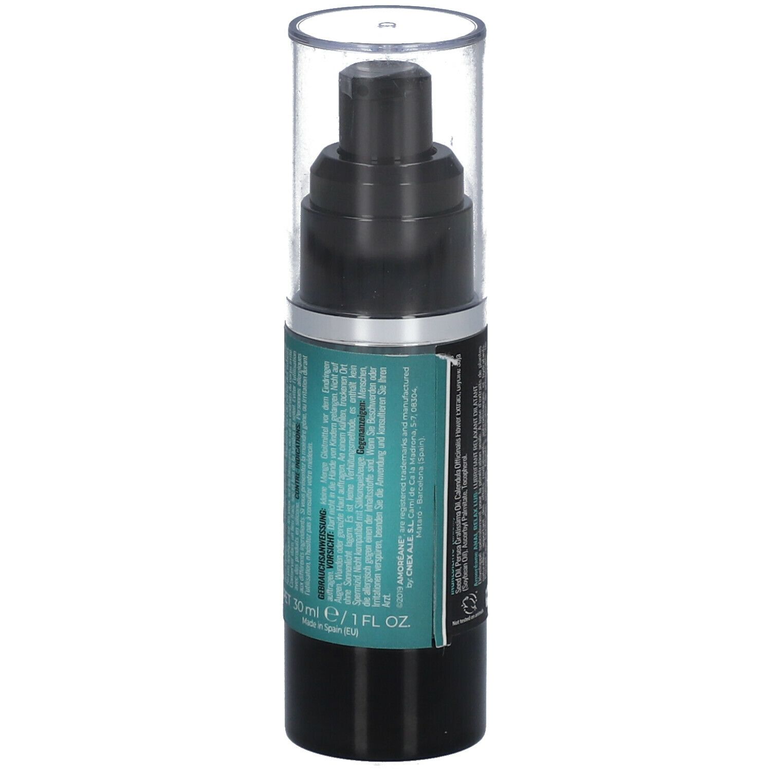 Schwarze Flasche mit Pumpe und durchsichtiger Kappe. Aufschrift: "30 ml / 1 FL. OZ.". Text auf der Rückseite.