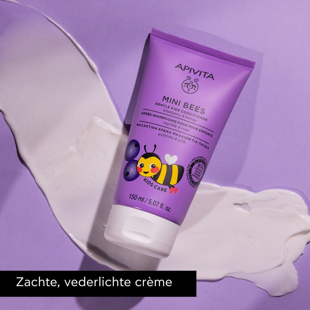 Paarse tube. Conditioner voor kinderen. Illustratie van een bij en bosbessen. Tekst: Zachte, vederlichte crème.