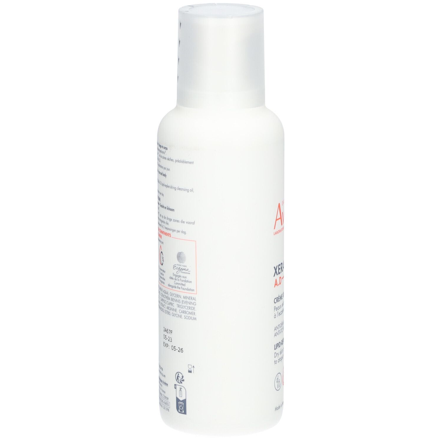 Achterkant van de witte fles Avene Xeracalm A.D. Crème relipidante. Tekst en logo's.