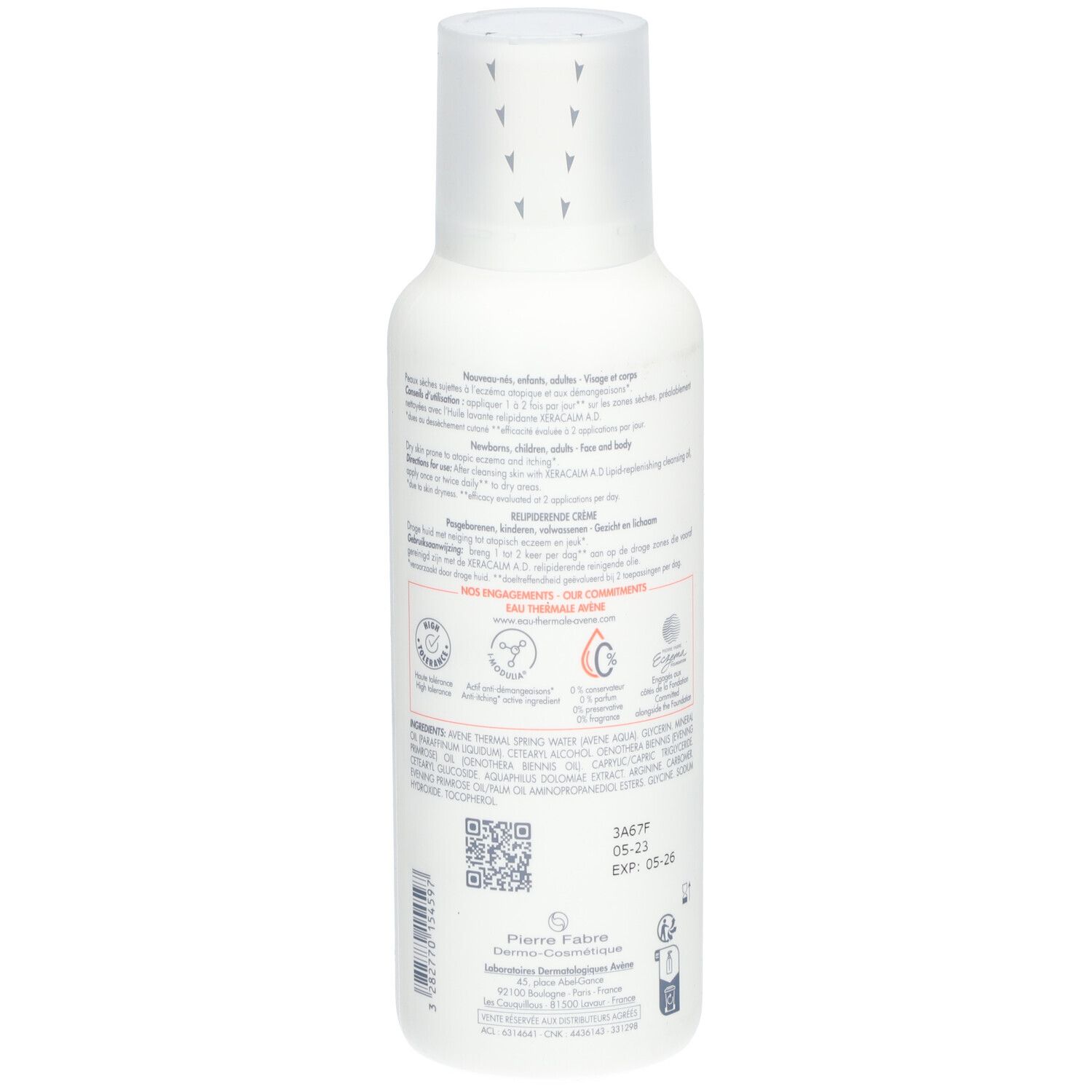 Achterkant van de witte fles Avene Xeracalm A.D. Crème relipidante. Tekst, logo's en QR-code.
