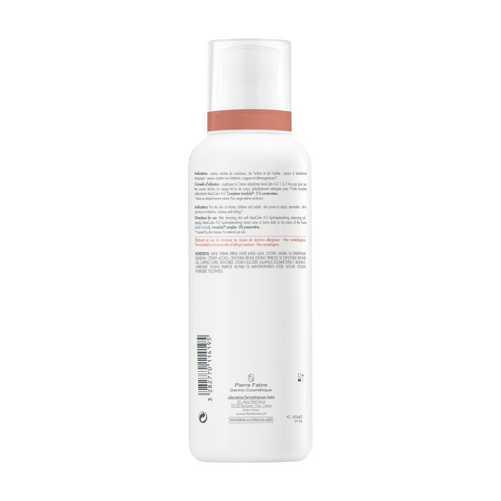 Achterkant van de witte fles Avene Xeracalm A.D. Crème relipidante. Tekst en logo's.
