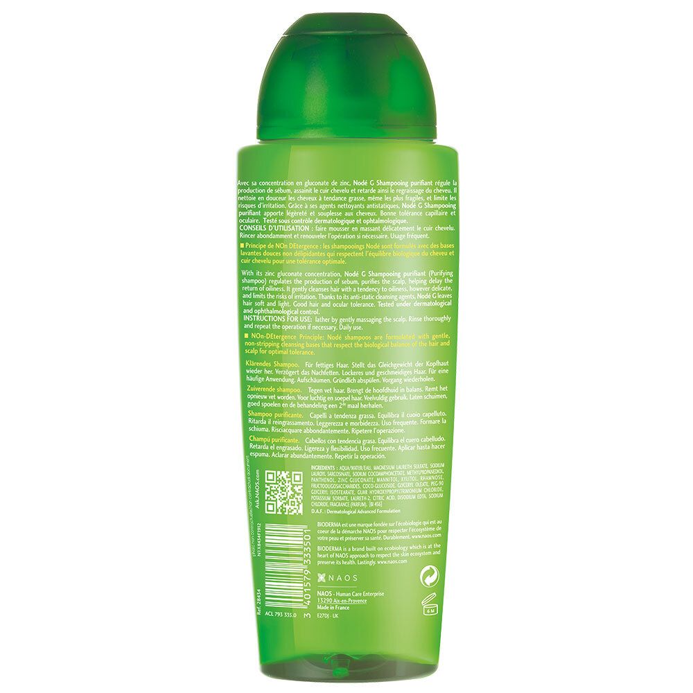 Achterkant van een groene shampoo fles. Tekst in meerdere talen. Barcode en QR-code. Merk: BIODERMA.