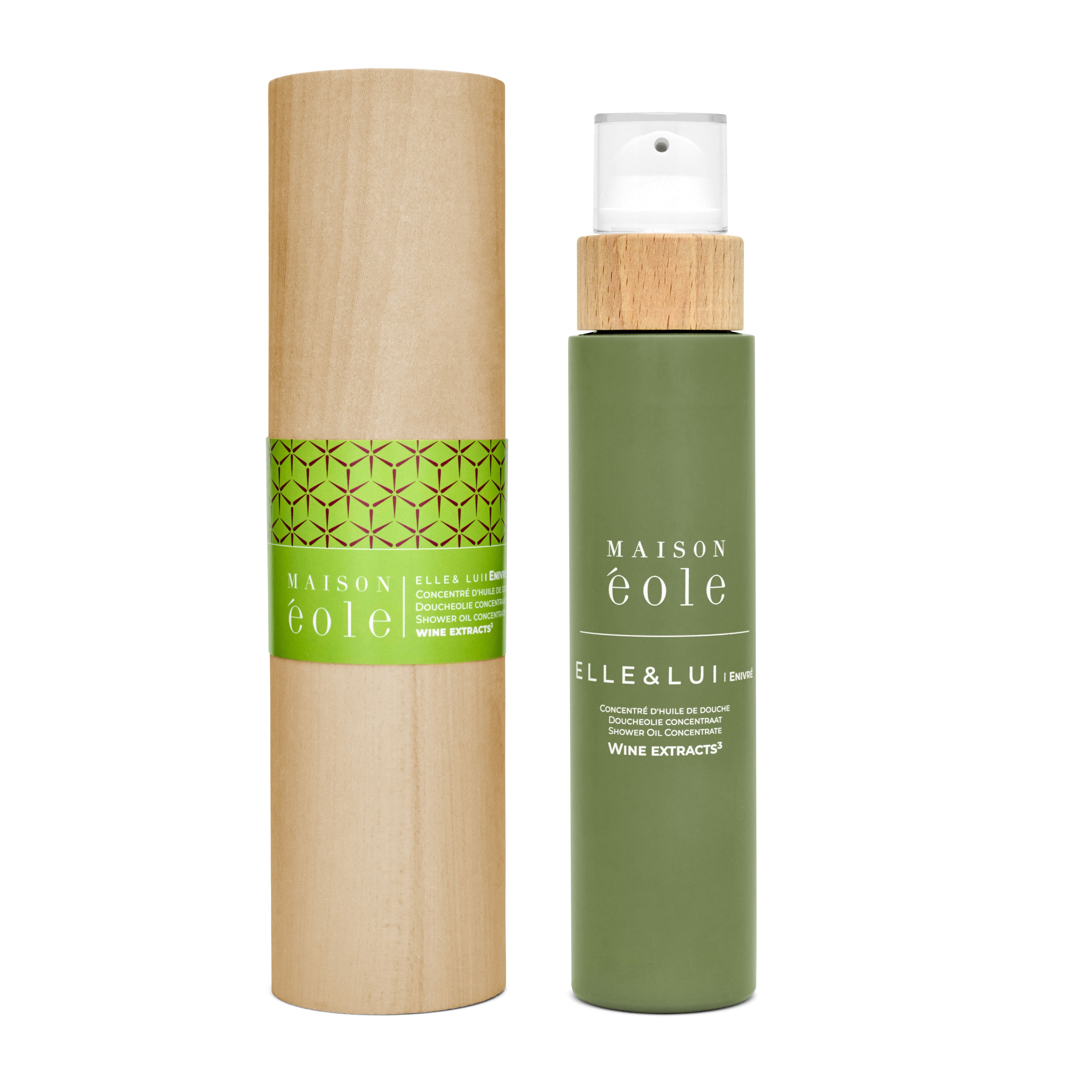 Grüne Flasche mit Sprühkopf und Holzdeckel neben einer zylindrischen Holzverpackung. Aufschrift: Maison Éole.