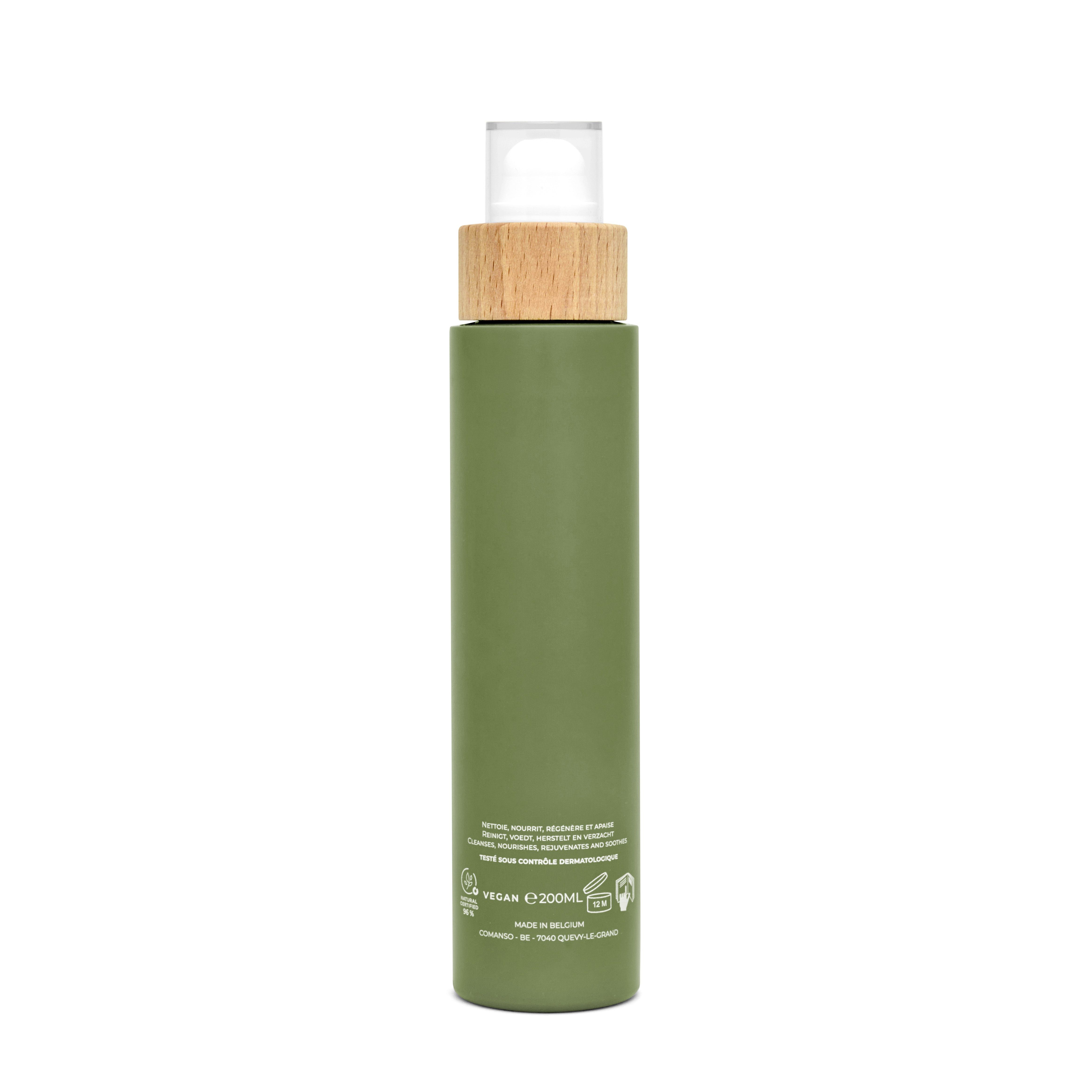Grüne Flasche mit Sprühkopf und Holzdeckel. Aufschrift: Maison Éole. Rückseite mit Text und Vegan-Logo.