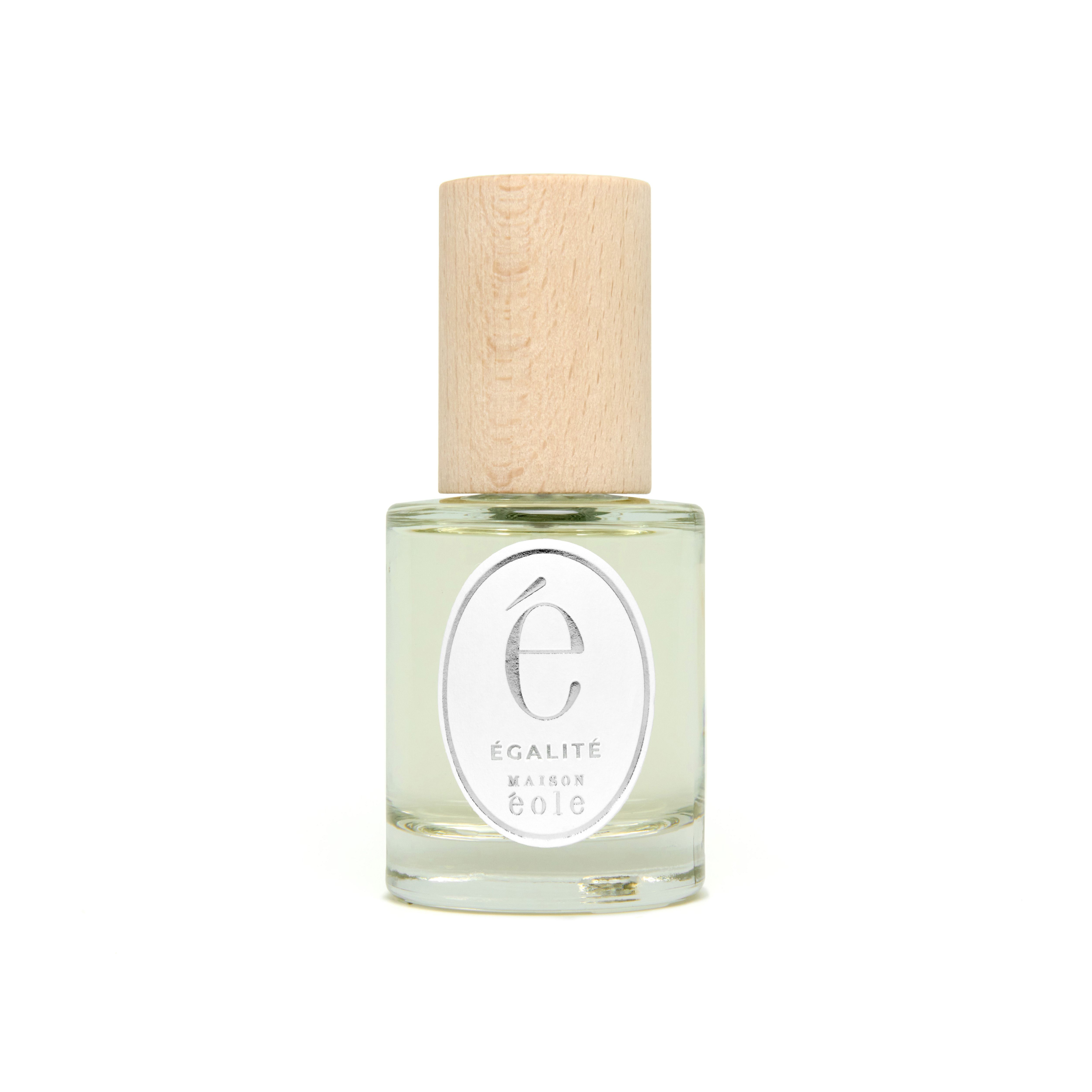 Parfümflasche mit Holzverschluss. Auf dem Etikett steht Égalité und Maison Éole.