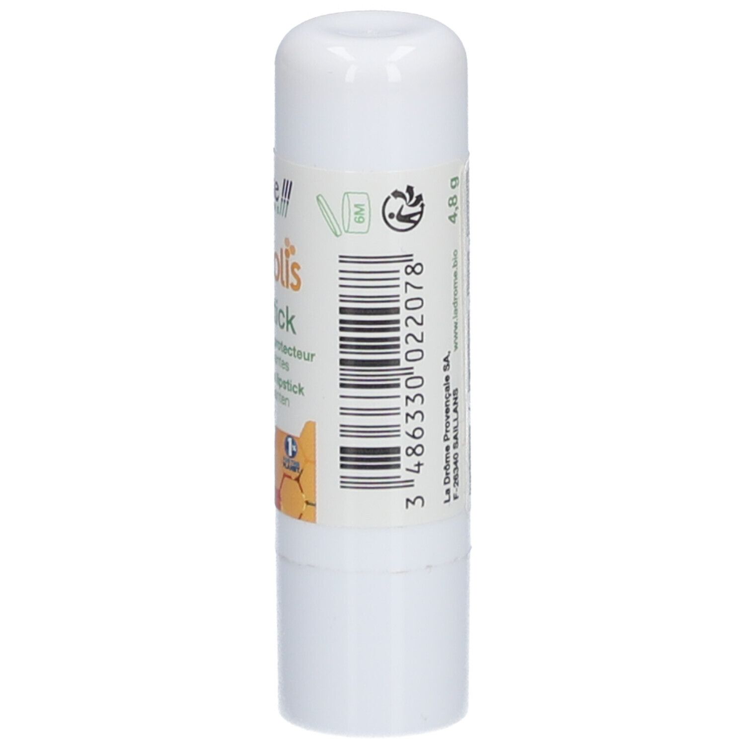 Weißer Lippenbalsam-Stick mit Barcode und grüner Beschriftung. Produktname und Logo sichtbar.