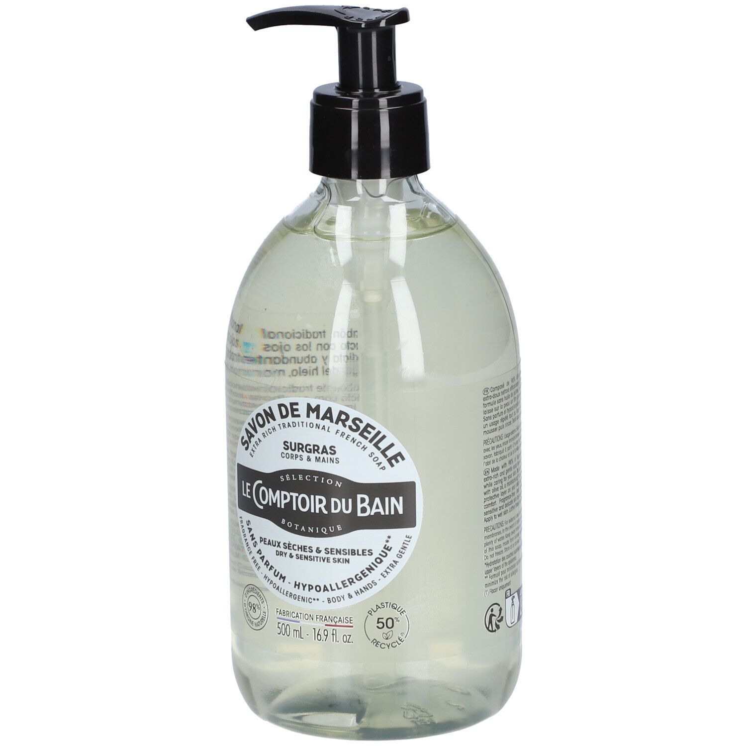 Durchsichtige Flasche mit schwarzem Pumpspender, gefüllt mit flüssiger Seife. Etikett mit "Le Comptoir du Bain Savon de Marseille".