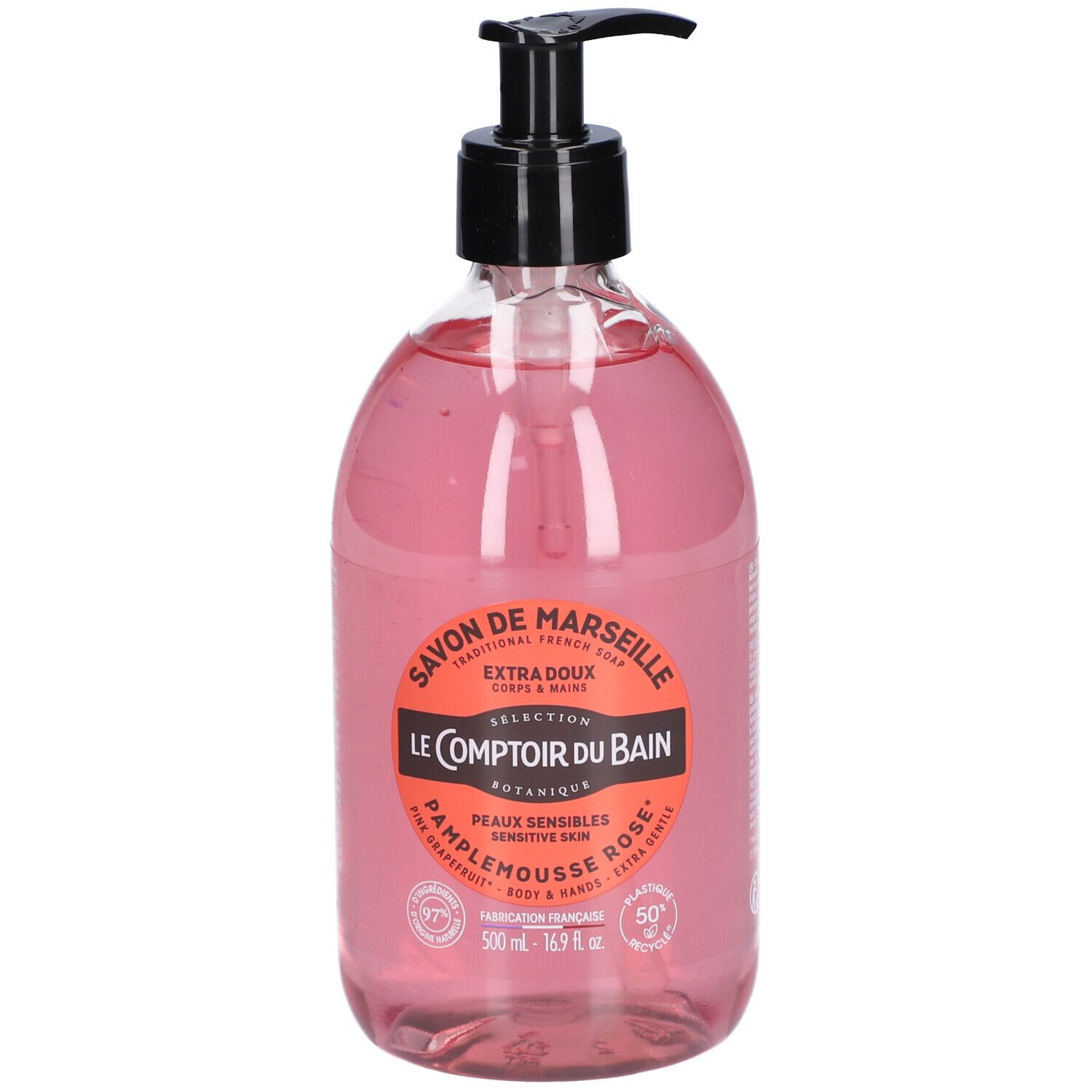 Flasche mit schwarzem Pumpspender, gefüllt mit rosafarbener Flüssigseife. Etikett mit "Le Comptoir du Bain Savon de Marseille".