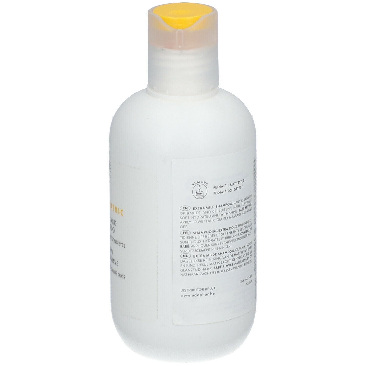 Witte fles met gele klapdop. Opschrift: Pediatric Extra Mild Shampoo. Tekst en logo's op de zijkant.