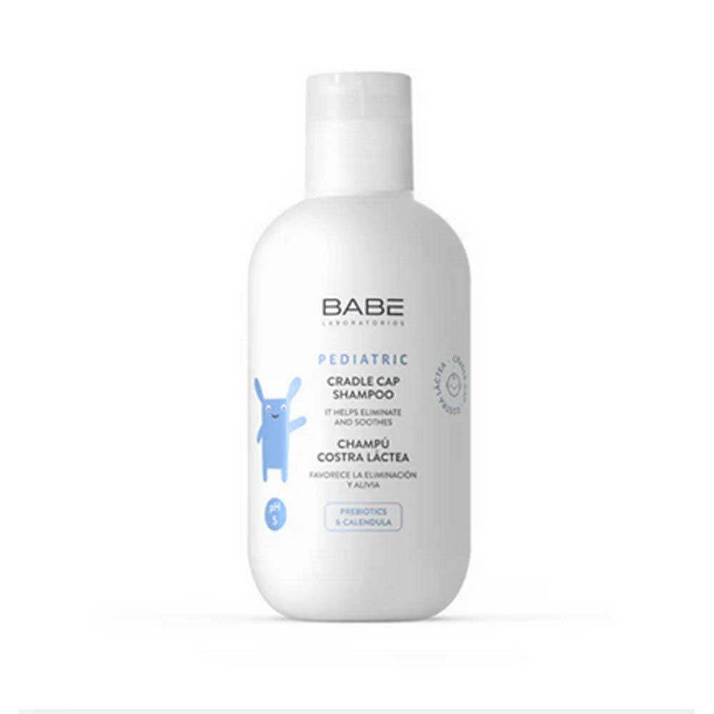 Witte fles Babé Pediatric Cradle Cap Shampoo. Blauw konijnlogo. Tekst: « It helps eliminate and soothes ».