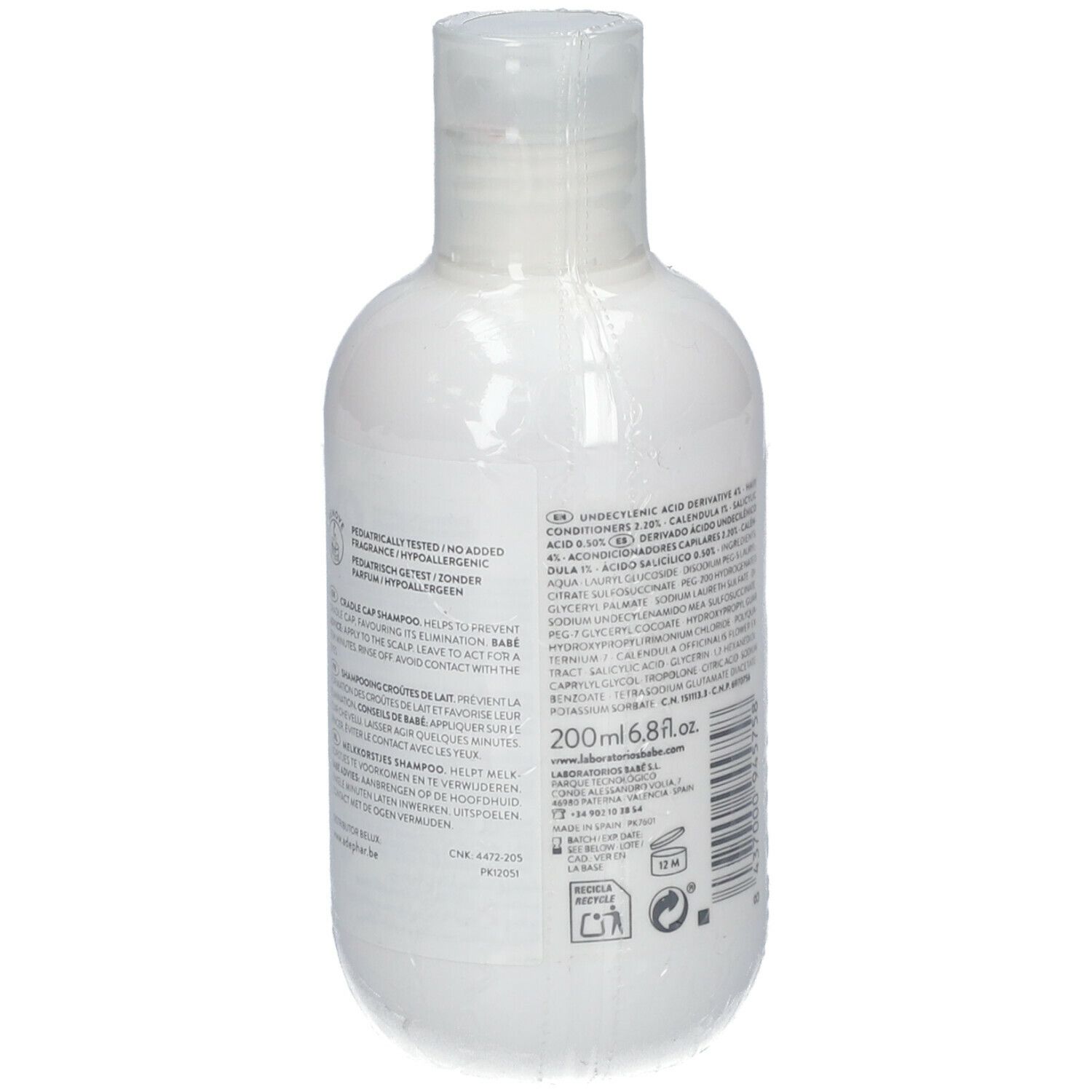 Achterkant van de Babé Pediatric Cradle Cap Shampoo fles. Tekst met ingrediënten en fabrikantinfo.