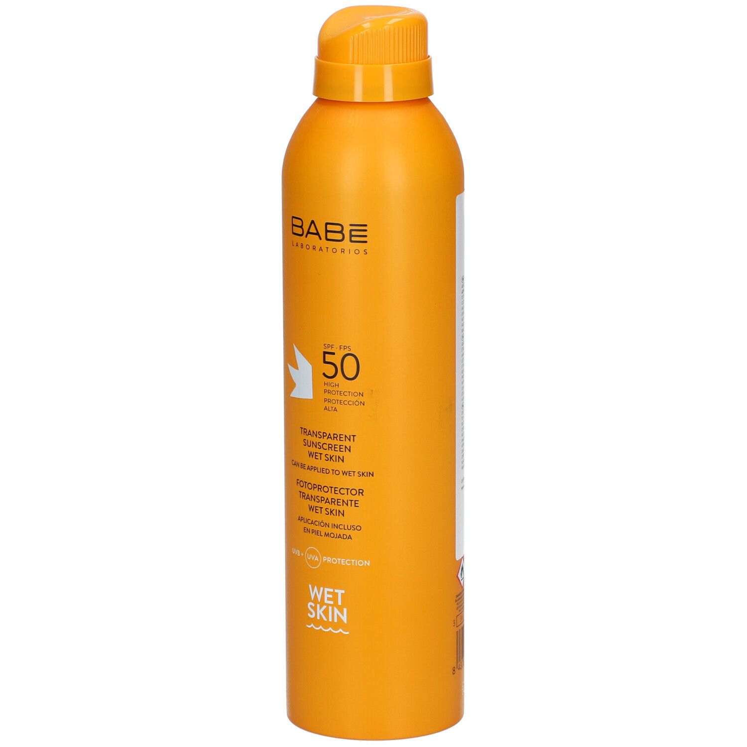 Flacon spray orange avec bouchon jaune. Inscriptions: BABÉ, SPF 50, Transparent Sunscreen Wet Skin. Nom du produit et marque visibles.