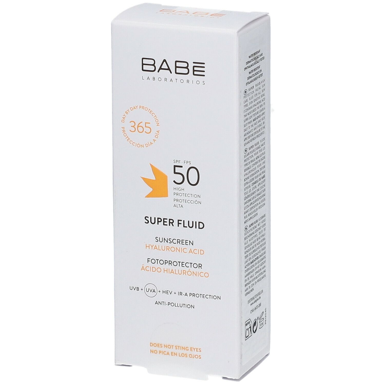 Witte verpakking met productinformatie. Opschrift: BABÉ, Super Fluid SPF50, zonnebrandcrème, hyaluronzuur. Met zonbeschermingssymbolen.