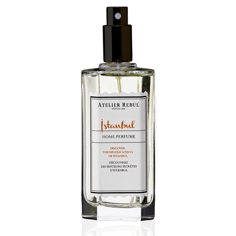 ATELIER REBUL Istanbul Home Parfüm. Rechteckige, transparente Flasche mit schwarzem Sprühkopf. Weißes Etikett.