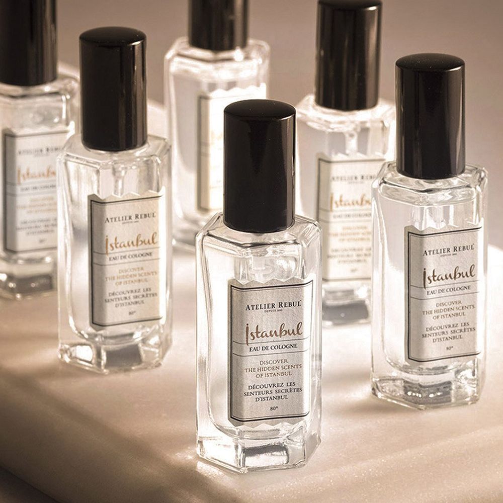Meerdere ATELIER REBUL® Istanbul Eau de Cologne flacons. Zwarte dop. Opschrift: Istanbul, Eau de Cologne.