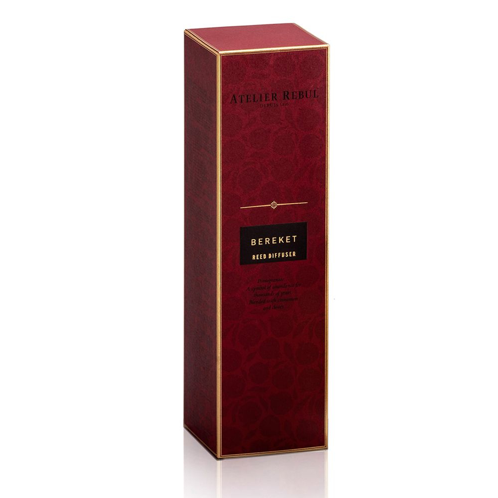 Rote, rechteckige Verpackung mit goldfarbenen Rändern. Aufschrift: ATELIER REBUL, BEREKET, Reed Diffuser.