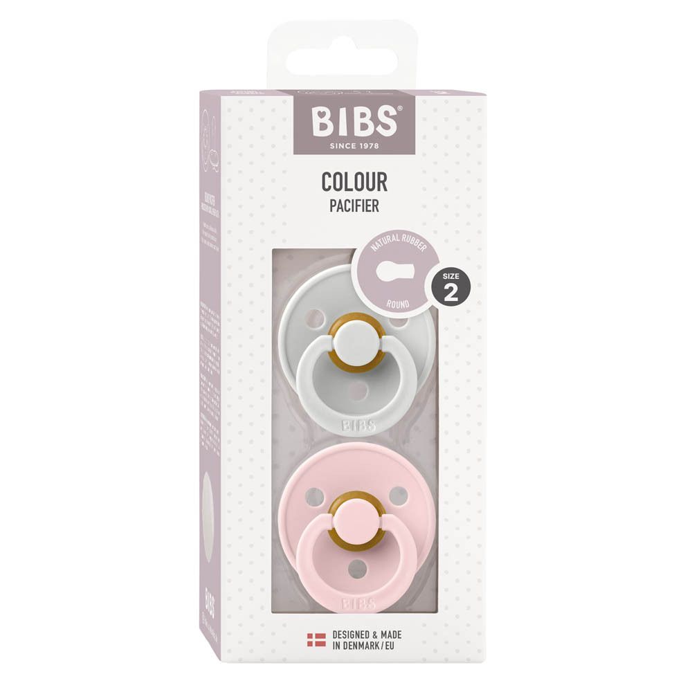 Verpakking met twee fopspenen. Lichtgrijs en roze. Merk BIBS, maat 2. Tekst: COULEUR PACIFIER.