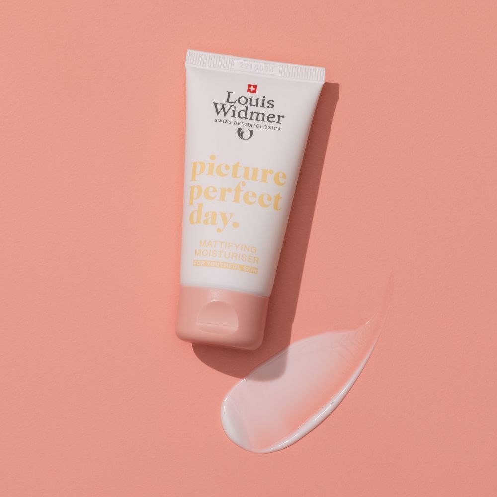 Producttube en crème-uitstrijkje op roze achtergrond. Tube wit met roze dop. Tekst: picture perfect day. Mattifying Moisturiser.