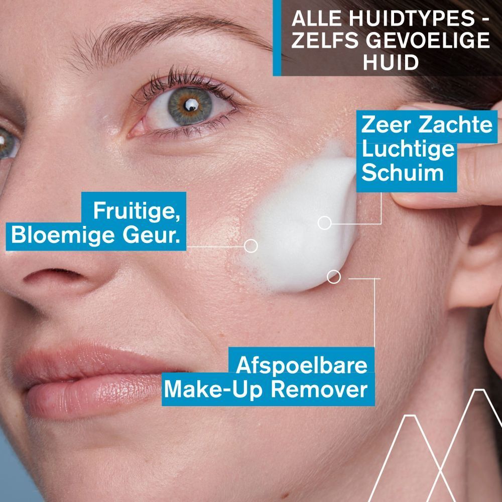 Gezicht van een vrouw met schuim. Tekst: Afspoelbare Make-Up Remover. Fruitige, bloemige geur.