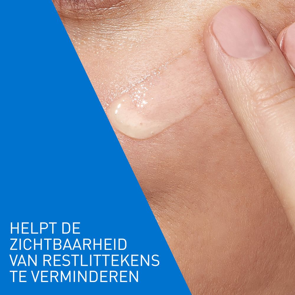 Persoon houdt CeraVe Retinol Serum vast. Tekst: Ontwikkeld met dermatologen.