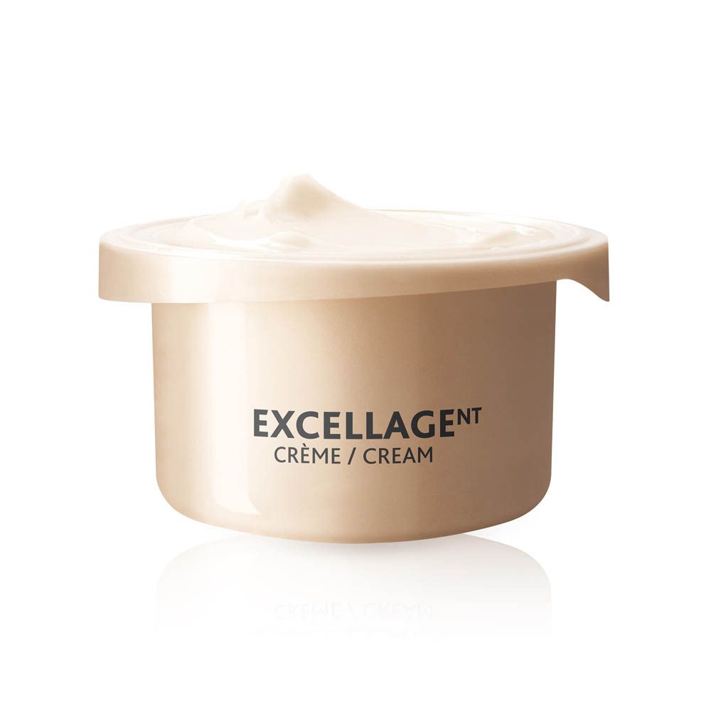 Beige crèmepot met opschrift: EXCELLAGE Crème/Cream. Crème zichtbaar.