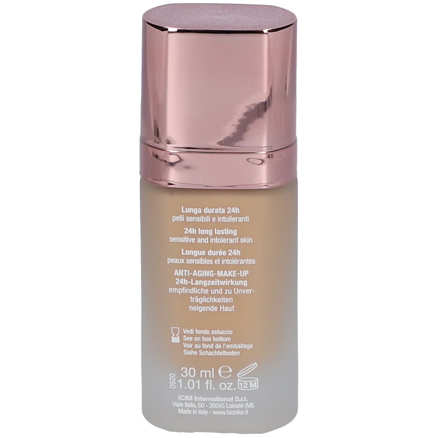 Rückseite eines Foundation-Flakons. Aufschrift: 24h long lasting, 30 ml, 1.01 fl. oz. und weitere Informationen.
