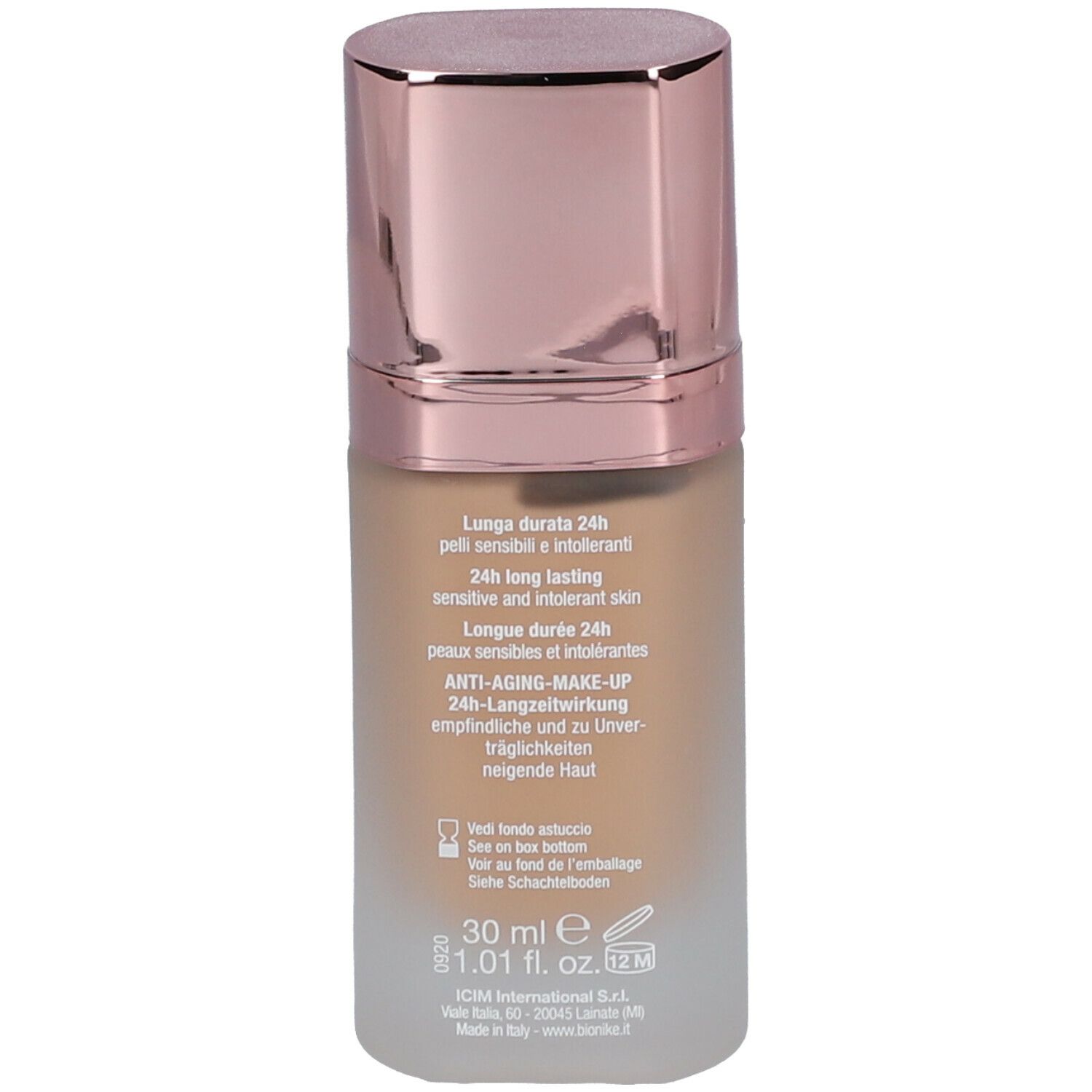 Achterkant van foundationflesje. Meertalige tekst. Volume: 30 ml. Opschrift: 24h long lasting.