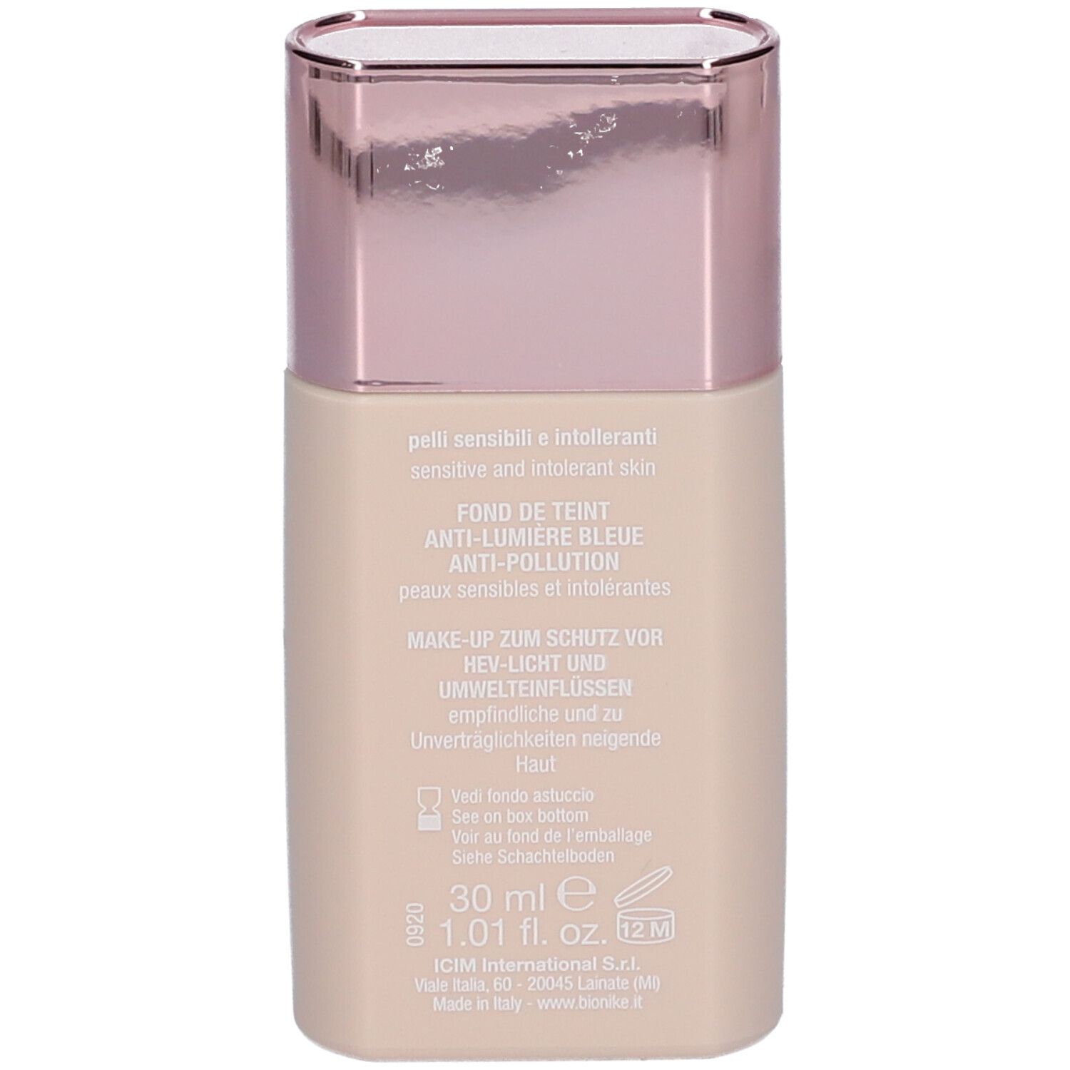 Rückseite des Foundation-Flakons. Text: Fond de teint anti-lumière bleue anti-pollution. 30 ml, 1.01 fl. oz. 12M. Marke: BioNike.